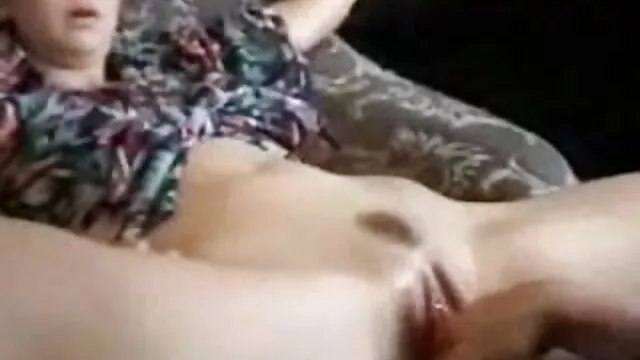 Az elkényeztetett barna amatőr hajlamos szopást adni egy hatalmas péniszre a házi szex pov szexjelenetben