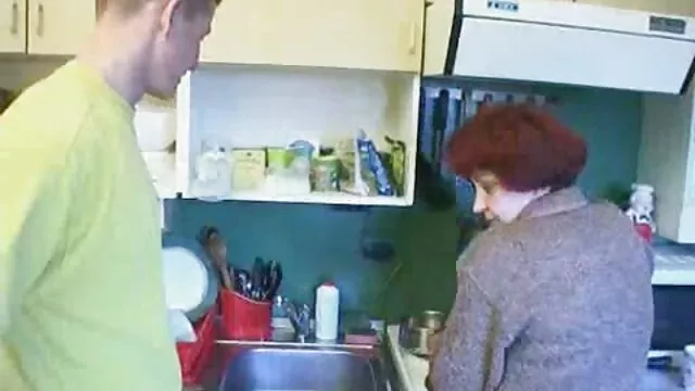 Ízletes szőke menyecske vaskos rendor szex szopást ad egy üvegházban