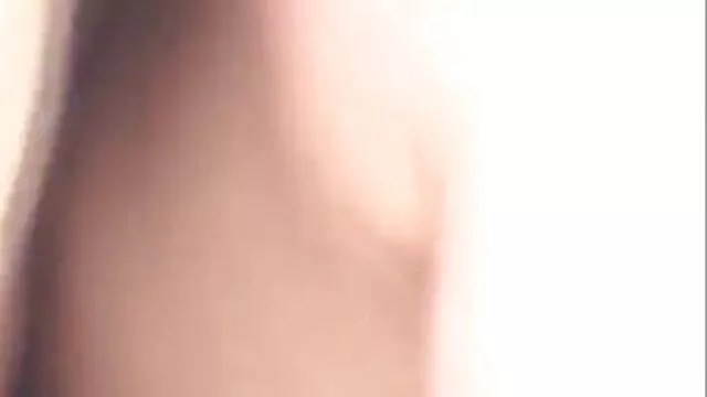 Az engedelmes, széles hajú tini Lily Carter diak szex buzgón szívja a hatalmas farkat