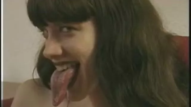 Cutie Kelly Rouss vizes punciját házi szex maszturbálja a fürdőkádban