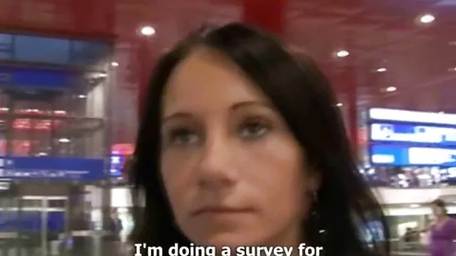 Néhány kéjes szexi csaj hanyag mélytorkot hajt végre a feleségcserés szex cumért