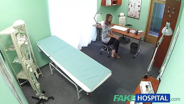 A zsákmányos japán kapa, Haruka Oosawa vibrátorral mami szex ugratja kopasz punciját