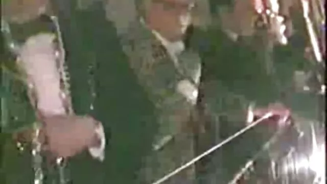 Az egyenruhás szexi tisztet keményen megbaszott egy szigorú főnök közvetlenül az nagypapa szex asztalon