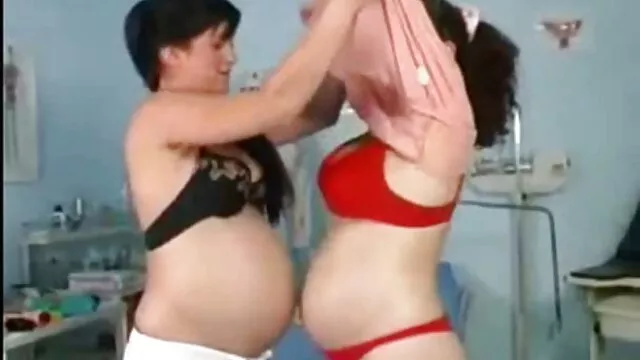 A vonzó német szuka Lullu szex anyós Gun két dühös csávót szolgál ki a legmagasabb szinten