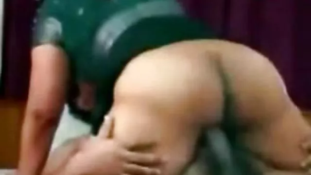 Kibaszott dögös, dögös barna, kieső állkapocs. Lisa Ann pornó erotika a haver arcán ül
