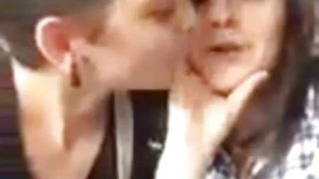 Elise Graves fájdalmasan felnyög a bdsm szex teljes film őrült videójában