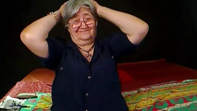 A mesés apa lánya szex videók Wibeke és Nedra lyukakat fúrnak egymásnak vibrátorral