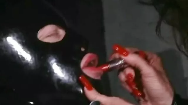 A erotikus videók ingyen játékos szőke cuki Bibi Solo vibrátorral piszkálja átázott hüvelyét