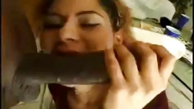 A bámulatos szépség, Eva Smolina csábítóan pózol és webcam szex vetkőzik a kamerán