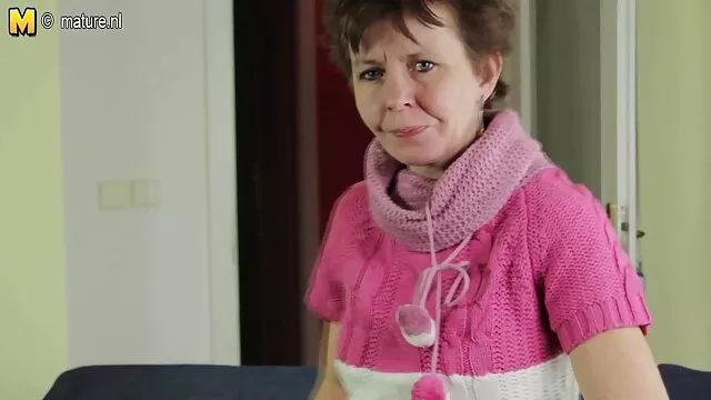 Wanton ázsiai szajha fehér harisnyában dögös szólót szex nagy farok ad elő zöld edzőn