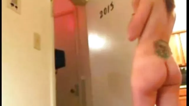 Két kukolos szex szegecs fúrja egymást, és egy cuki eszik a cum-jukat