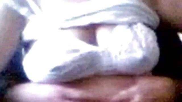 A sós szőke sikkes alapos mélytorkot ad hatalmas fekete fasznak a mama szex pov-ban