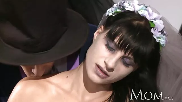Friss tini lányok hetyke kis mellekkel, akik szex tinivel kanos nagyi előtt kurva