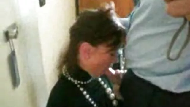 Lena Moon transzszexuális tanárnőt egy forró vérű férfi szar az asztalon iker szex