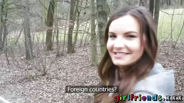 Melles amatőr indiai webkamera MILF egyedül megy, és kollegiumi szex megcsípi éhes pináját