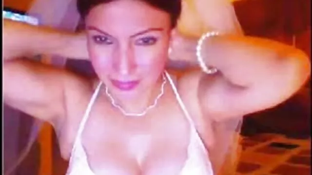 Kinky stud szenvedéllyel szex a nudista strandon baszik karcsú ázsiai lánykájával kutyus pozícióban