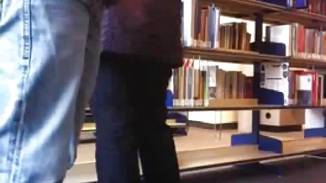 Nagy mellű ribancok osztoznak egy szerencsés anál szex videók srác farkán a forró csoportos szex orgiájában