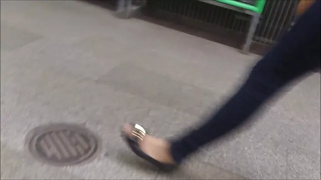 A karcsú szőke olyan nagy faszt szop, mint szex az erkélyen a profi kurva a pov-kamerán