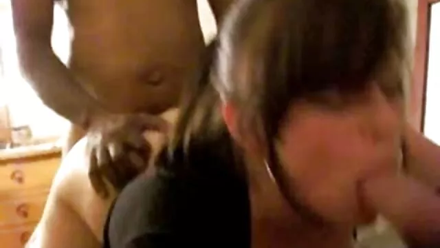 A kanyargós japán hölgy Riko Tachibana vibrátorral oralis szex video piszkálja a kagylóját