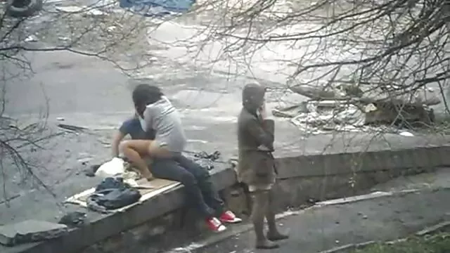 Az ázsiai szőke fej és a duci barna készen áll a testver szex videok szopási edzésre (MFF)