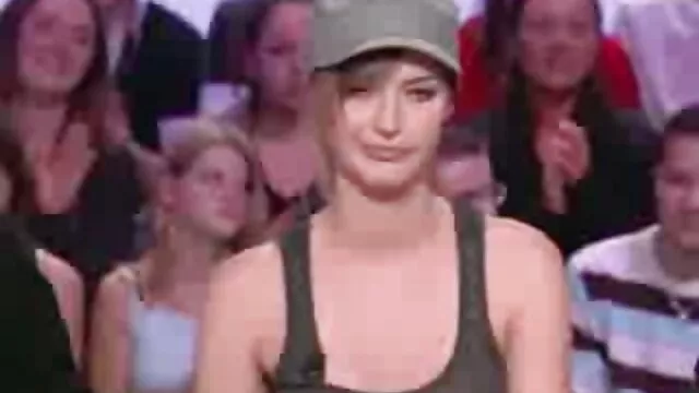 Két világos erotikus filmek ingyen szőrű szuka, Hayley Jayde és Allison Pierce szopja a faszát.