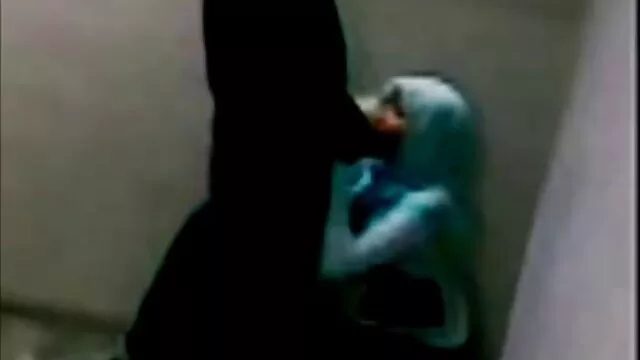 Két slampos, szőke hajú lány orgiát szervezett a házban. érzéki szex