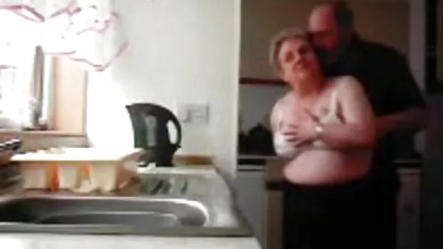 Buja, sötét hajú kurva duci szex szép cicifaszt ajándékoz éhes fickójának