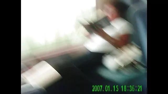 Sötét bőrű irodai kurva valami szenvedélyes módon aranypart szex vetkőzik a kamerán