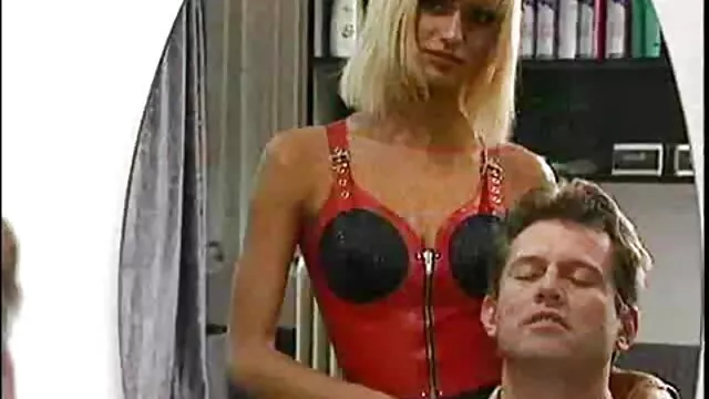 Lena élvezi a kibaszott szőke suli szex punciját szexjátékokkal