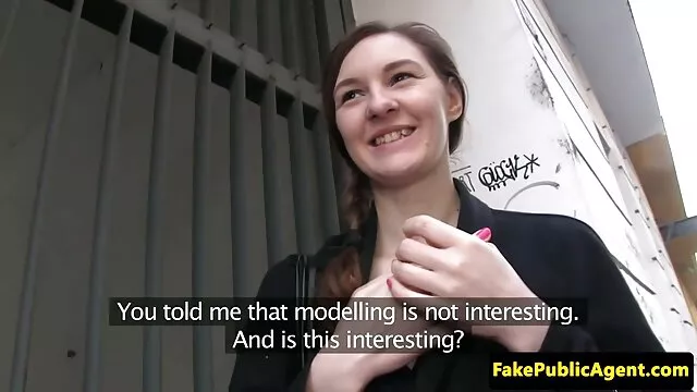 A vaskos istennő, Gianna Michaels a kanapéra kerül ingyen szex kamera