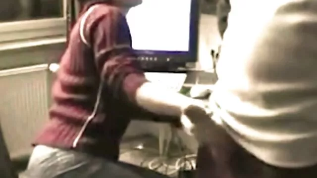 A tetovált emo goldengate sex képek szajha vastag torkát ad a nyilvános mellékhelyiségben
