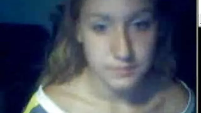 Kötelek kötik meg ennek az extraktív menyecske Elise Gravesnek elő szex video a bújós testét