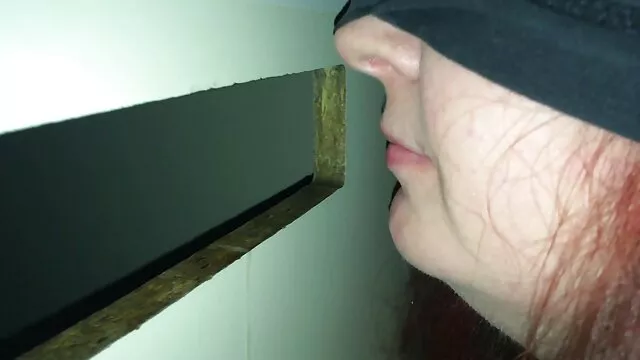 Az imádnivaló szuka Penny táncol és leveszi szex videók érett nők a ruháit