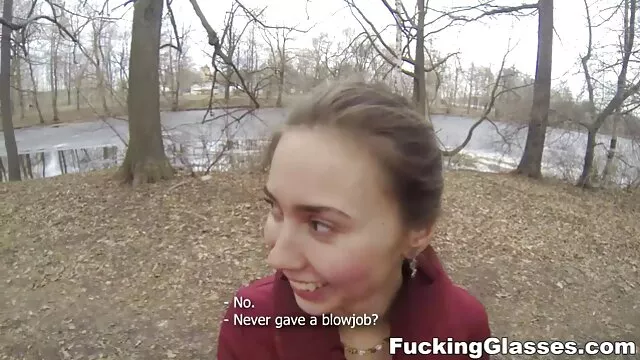 A nyüzsgő vörös hajú csaj megjátssza a sliccelődését, és szopást extrém szex ad.