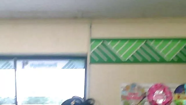 Világos anyós szex hajú kanos cuki a neccben szopni fogja az édes nyalókát