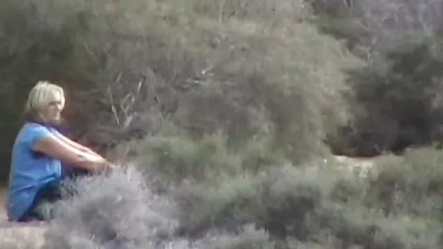 A szexuális fellebbezés shemale popo szex kiszívja shemale farkát, és lerántja a saját farkát